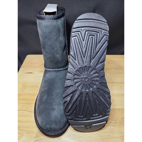 UGG Boot w classic short II size 6W - Picture 1 of 5